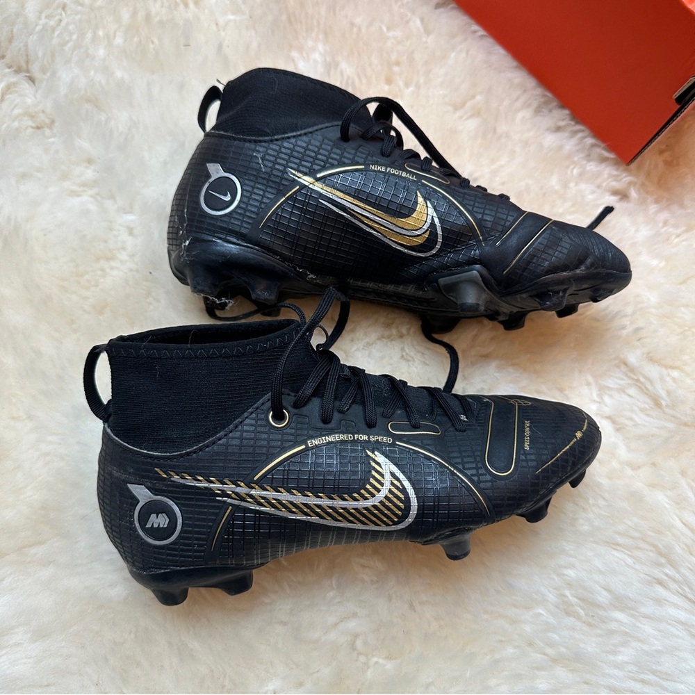 Nike Jr Superfly 8 Academy MG soccer cleats in black and gold - Picture 3 of 7